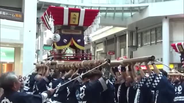 讃岐国分寺太鼓の演奏も加えにぎやかに…高松市中心部の商店街で太鼓台の勇壮な「差し上げ」披露【香川】