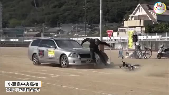 スタントマンの迫真の演技にヘルメット着用を意識　小豆島の高校で自転車事故を想定し交通安全教室【香川】